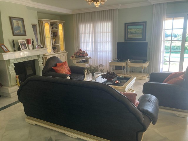 Villa con 4 Dormitorios  en Selwo