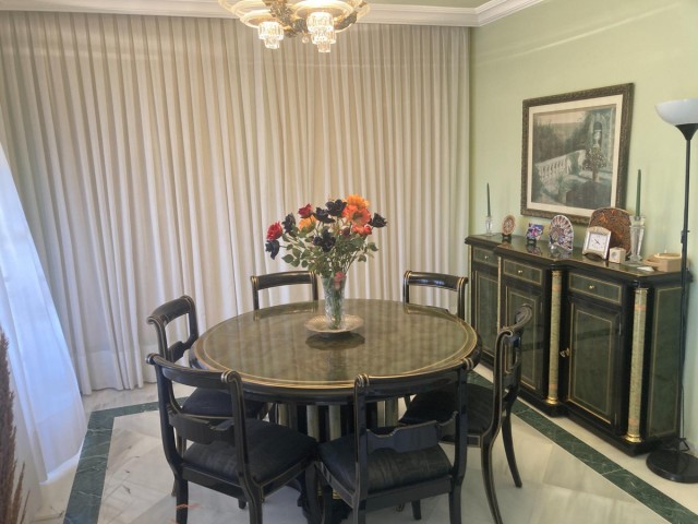 Villa con 4 Dormitorios  en Selwo