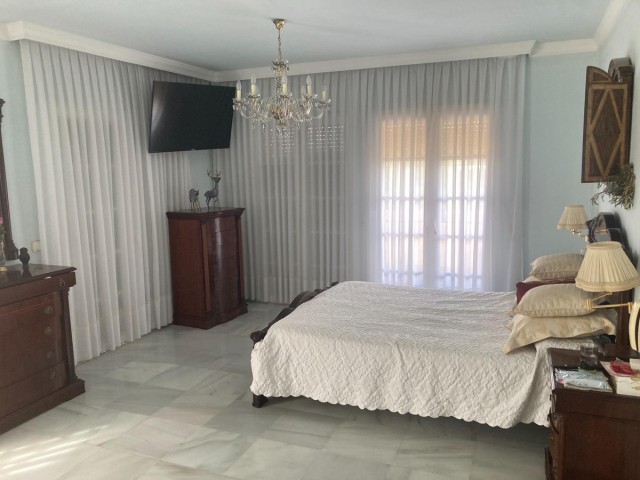 Villa con 4 Dormitorios  en Selwo