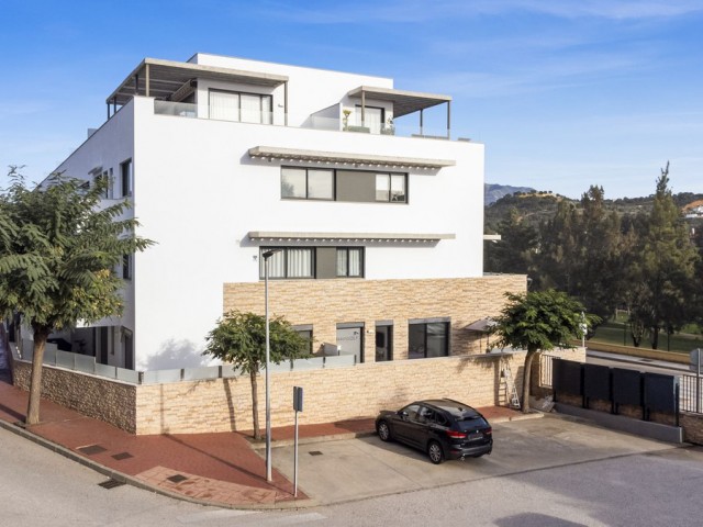 Apartamento con 3 Dormitorios  en La Cala de Mijas
