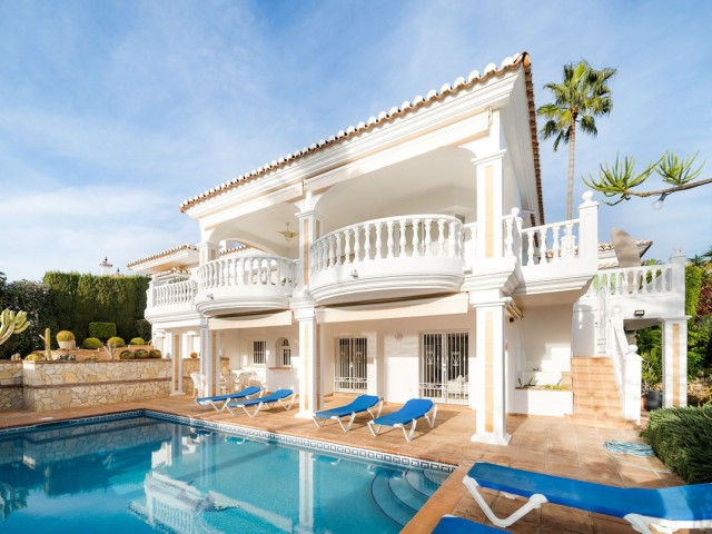 4 Bedrooms Villa in El Chaparral