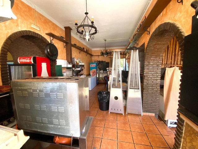 Commercial avec 5 Chambres  à Cabopino