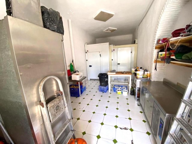 Comercial con 5 Dormitorios  en Cabopino