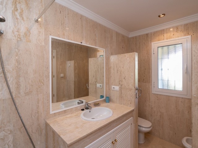 Apartamento con 2 Dormitorios  en Elviria