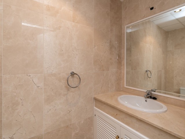 Apartamento con 2 Dormitorios  en Elviria