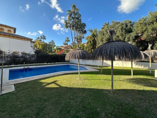 Adosado con 5 Dormitorios  en Marbella