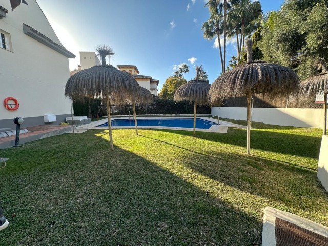 Adosado con 5 Dormitorios  en Marbella