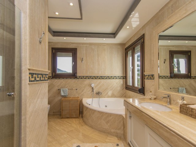 4 Bedrooms Apartment in Sierra Blanca