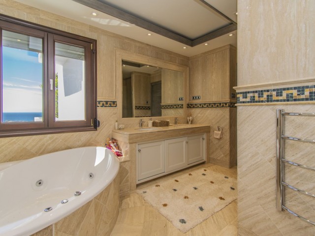 4 Bedrooms Apartment in Sierra Blanca