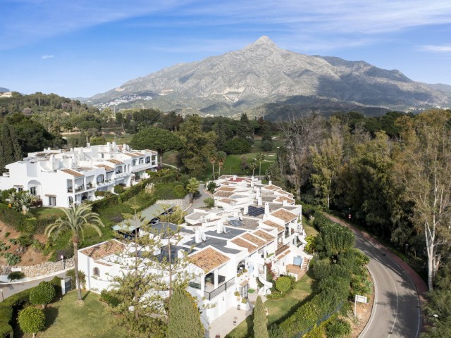 Adosado con 4 Dormitorios  en Marbella