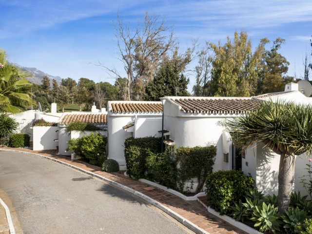 Adosado con 4 Dormitorios  en Marbella