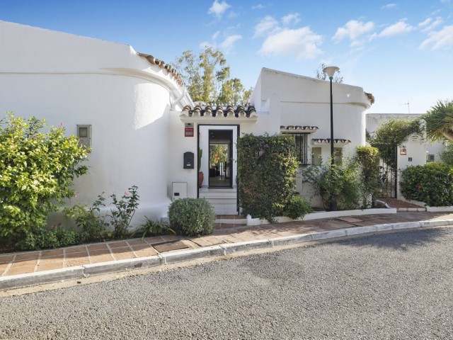 Adosado con 4 Dormitorios  en Marbella