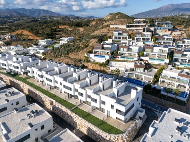 Adosado con 4 Dormitorios  en La Cala de Mijas