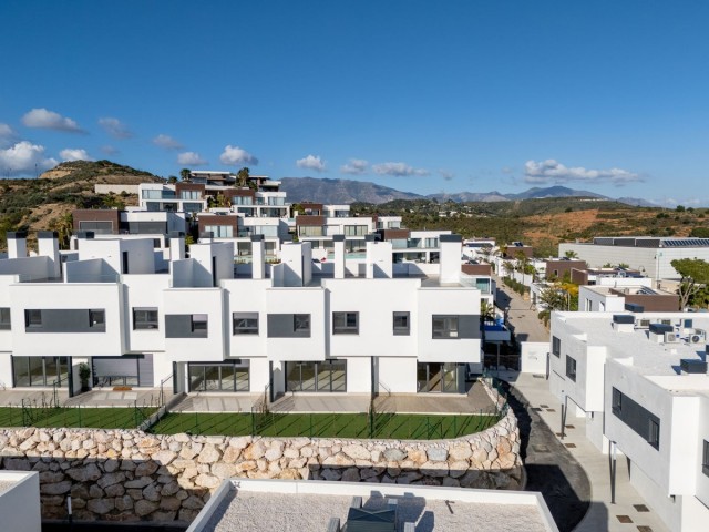 Adosado con 4 Dormitorios  en La Cala de Mijas