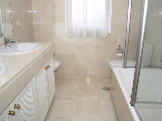 Appartement avec 3 Chambres  à Estepona