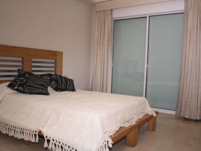 Appartement avec 3 Chambres  à Estepona