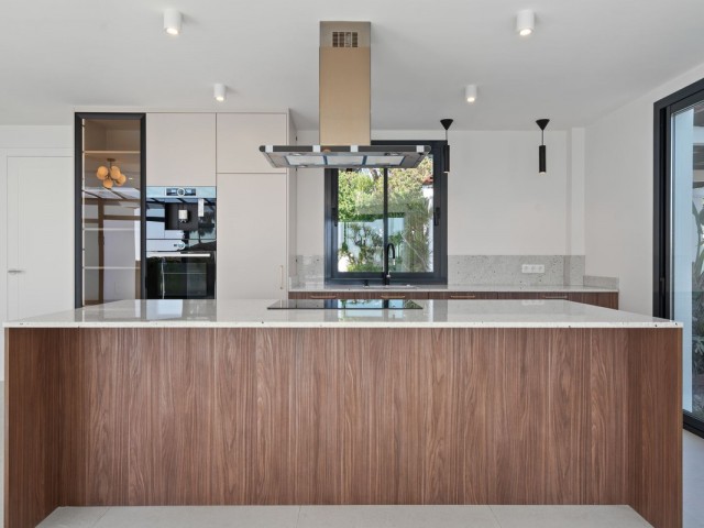 4 Soveroms Villa i Elviria