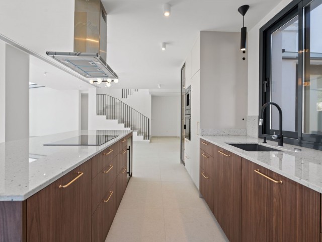 4 Soveroms Villa i Elviria