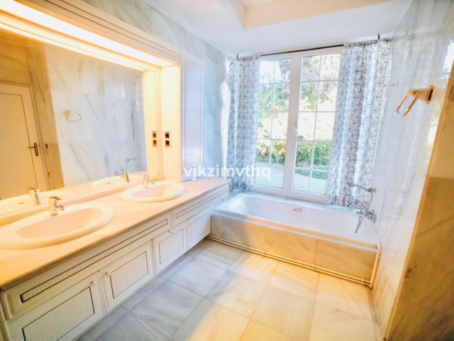 Villa con 6 Dormitorios  en Benalmadena Pueblo