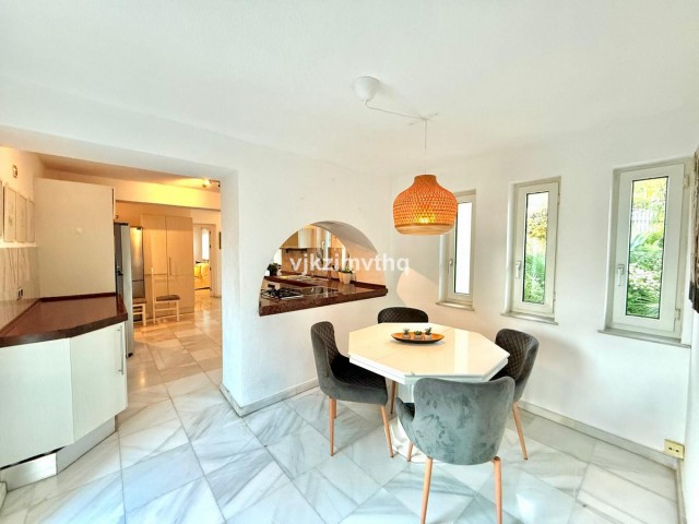 Villa con 6 Dormitorios  en Benalmadena Pueblo