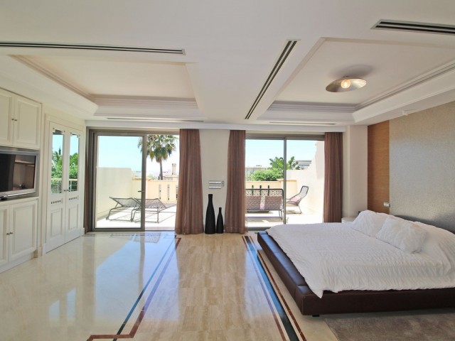 Adosado con 4 Dormitorios  en Marbella