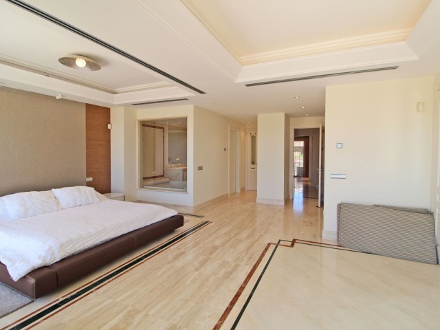 Adosado con 4 Dormitorios  en Marbella