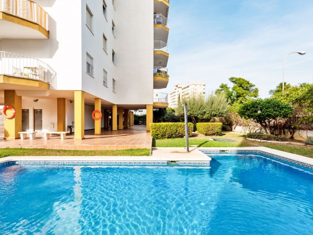 Apartamento con 3 Dormitorios  en Torremolinos