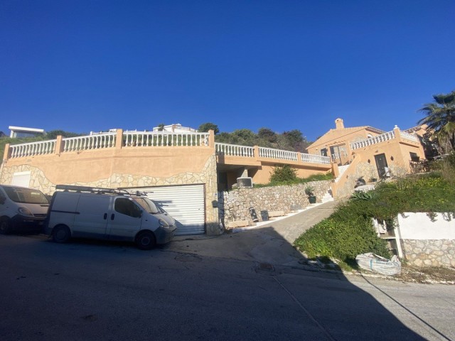 Villa con 6 Dormitorios  en Mijas Costa