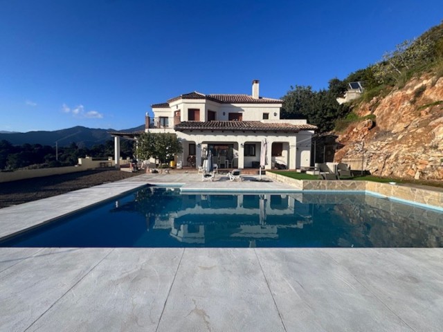 4 Bedrooms Villa in Istán