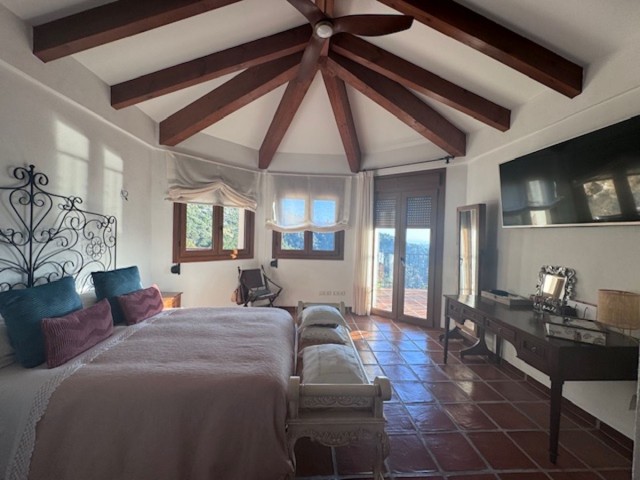 4 Bedrooms Villa in Istán