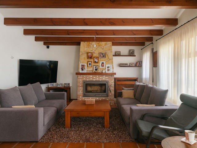 Villa con 4 Dormitorios  en Istán