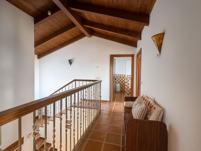 Villa con 4 Dormitorios  en Istán