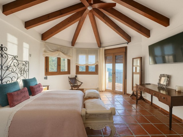 Villa con 4 Dormitorios  en Istán