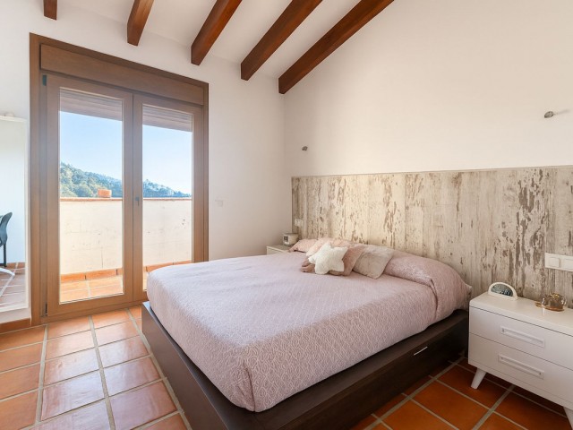 Villa con 4 Dormitorios  en Istán