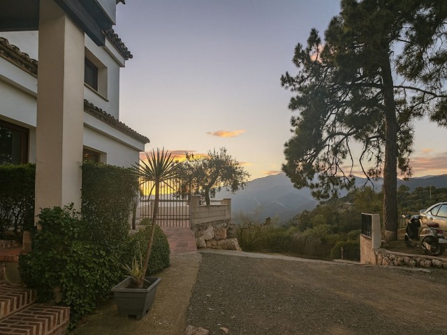 Villa con 4 Dormitorios  en Istán