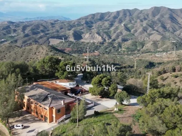 Comercial con 4 Dormitorios  en Málaga