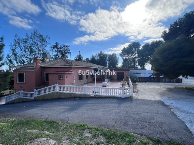 Comercial con 4 Dormitorios  en Málaga