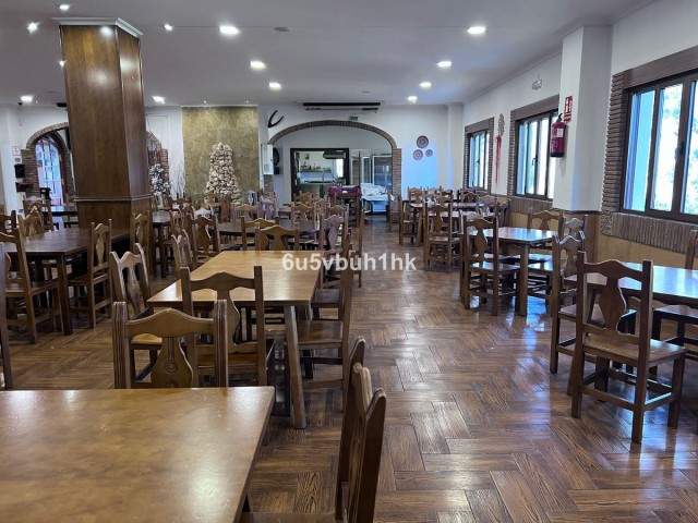 Comercial con 4 Dormitorios  en Málaga