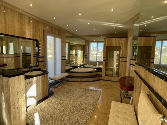 Villa con 7 Dormitorios  en Mijas