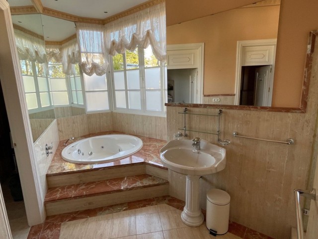 Villa con 7 Dormitorios  en Mijas
