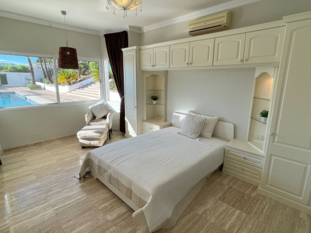 Villa con 7 Dormitorios  en Mijas