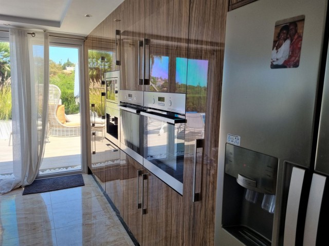 5 Sovrums Villa i Elviria