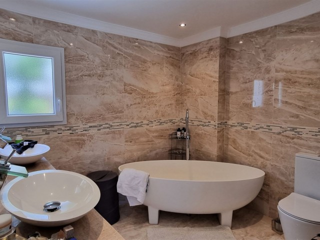 5 Soveroms Villa i Elviria