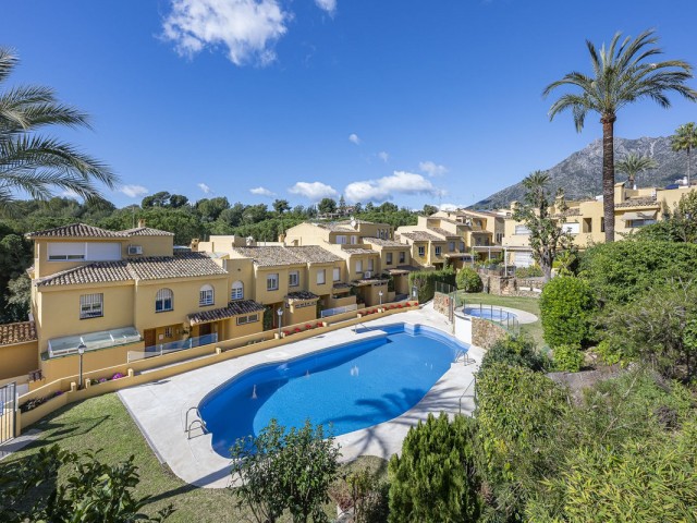 Adosado con 3 Dormitorios  en Marbella