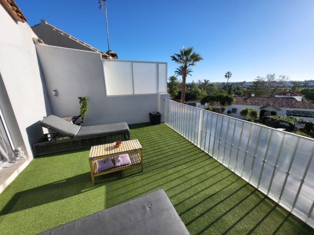 Maison mitoyenne avec 4 Chambres  à Guadalmina Alta
