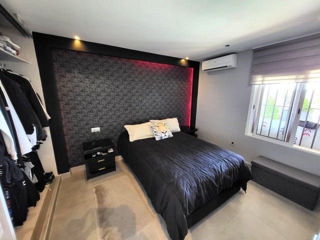 Maison mitoyenne avec 4 Chambres  à Guadalmina Alta