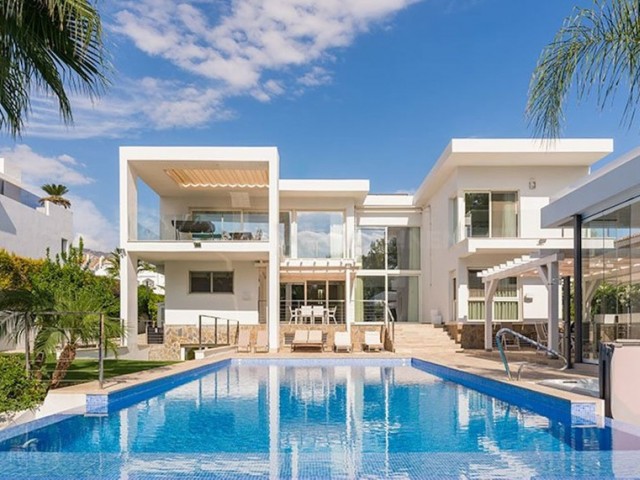 Villa, Nueva Andalucia, R4563688