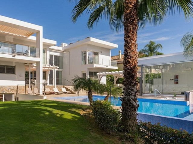 Villa con 7 Dormitorios  en Nueva Andalucía