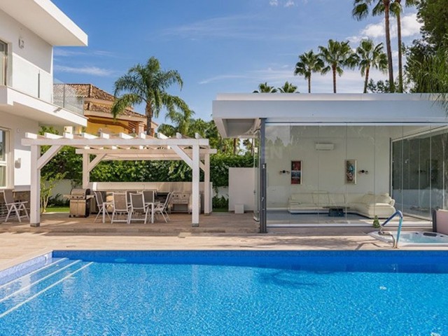 Villa con 7 Dormitorios  en Nueva Andalucía