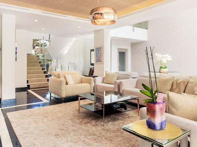 Villa con 7 Dormitorios  en Nueva Andalucía